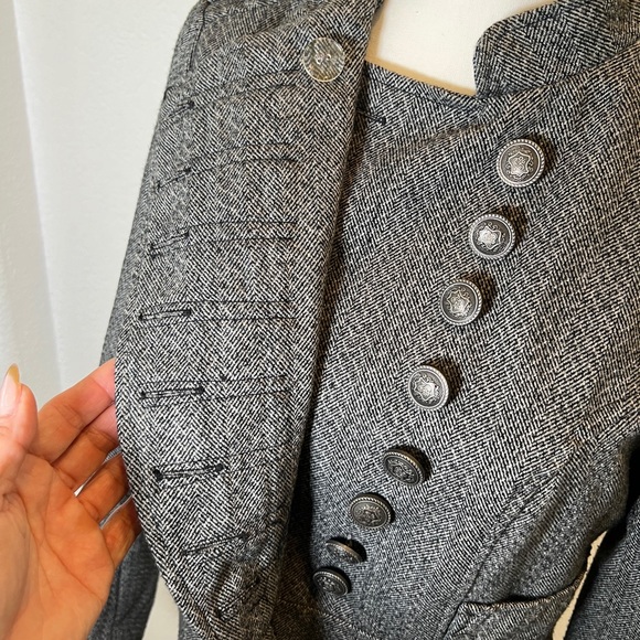 Fitted jacket sergeant pepper style tweed vibes with gorgeous button detail - Picture 5 of 17